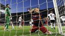 Bomber Barcelona, Luis Suarez, tampak frustasi gagal membobol gawang Valencia pada laga La Liga Spanyol di Stadion Camp Nou, Barcelona, Minggu (17/4/2016). Barca menelan kekalahan keempat pada lima laga terakhir. (AFP/Josep Lago)