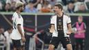 Pemain Timnas Jerman, Thomas Muller (kanan), memberikan semangat kepada rekan satu timnya dalam pertandingan persahabatan melawan Timnas Jepang yang berlangsung di Volkswagen Arena, Wolfsburg, Minggu (10/9/2023). (AP Photo/Martin Meissner)