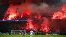 Suasana saat pertandingan Paris Saint-Germain melawan Real Madrid dalam pertandingan Liga Champions leg kedua di stadion Parc des Princes di Paris (6/3). Pendukung PSG menyalakan suar untuk menekan mental pemain Madrid. (AP Photo / Francois Mori)