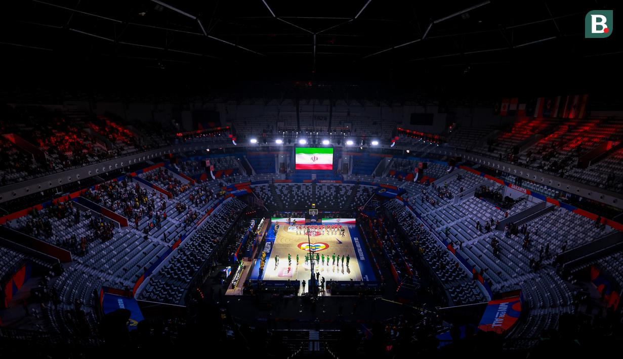 Pemain Iran menyanyikan lagu kebangsaannya sebelum laga Grup G Piala Dunia FIBA 2023 antara Iran melawan Brasil di Indonesia Arena, Senayan, Jakarta, Sabtu (26/08/2023). (Bola.com/Bagaskara Lazuardi)