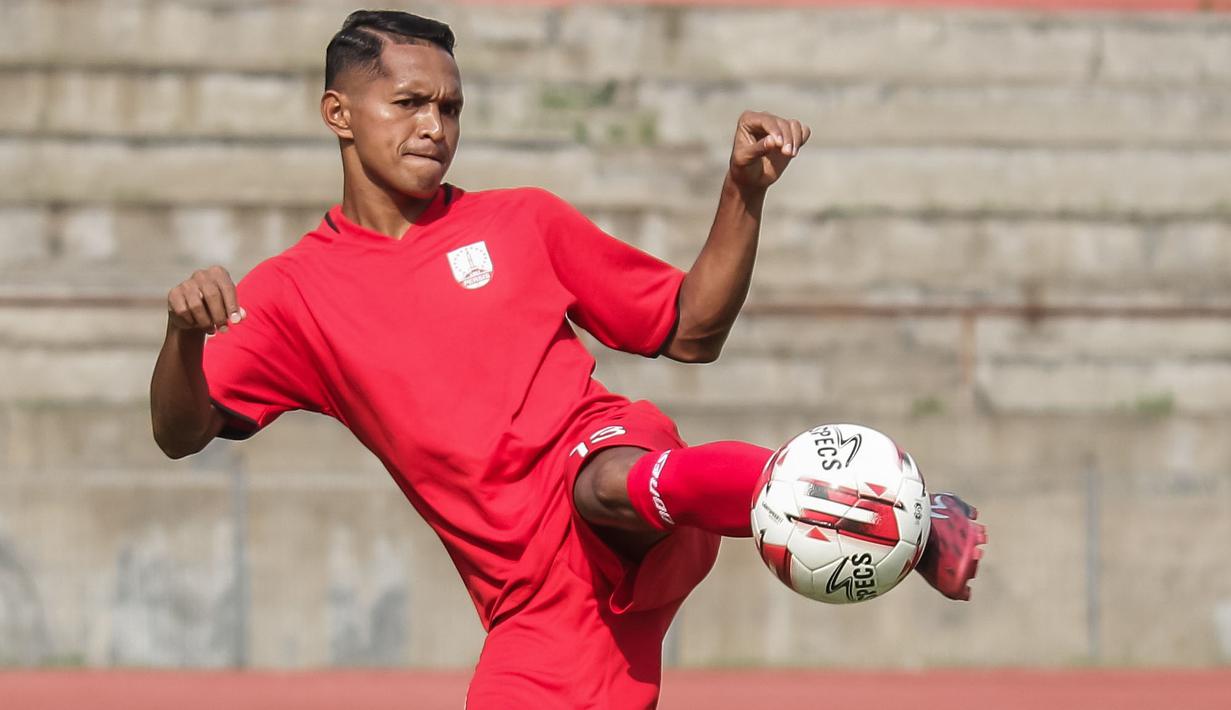 Abduh Lestaluhu merupakan pemain Persis Solo di Liga 2 musim 2021/2022. Anggota TNI dengan pangkat Sersan Dua tersebut sebelumnnya pernah berseragam Persija Jakarta dan Persikabo 1973. (Dok. Persis Solo)