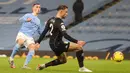 Gelandang Manchester City, Phil Foden, melepaskan tendangan saat menghadapi Aston Villa pada laga lanjutan Liga Inggris di Etihad Stadium, Kamis (21/1/2021) dini hari WIB. Manchester City menang 2-0 atas Aston Villa. (AFP/Clive Brunskill/pool)