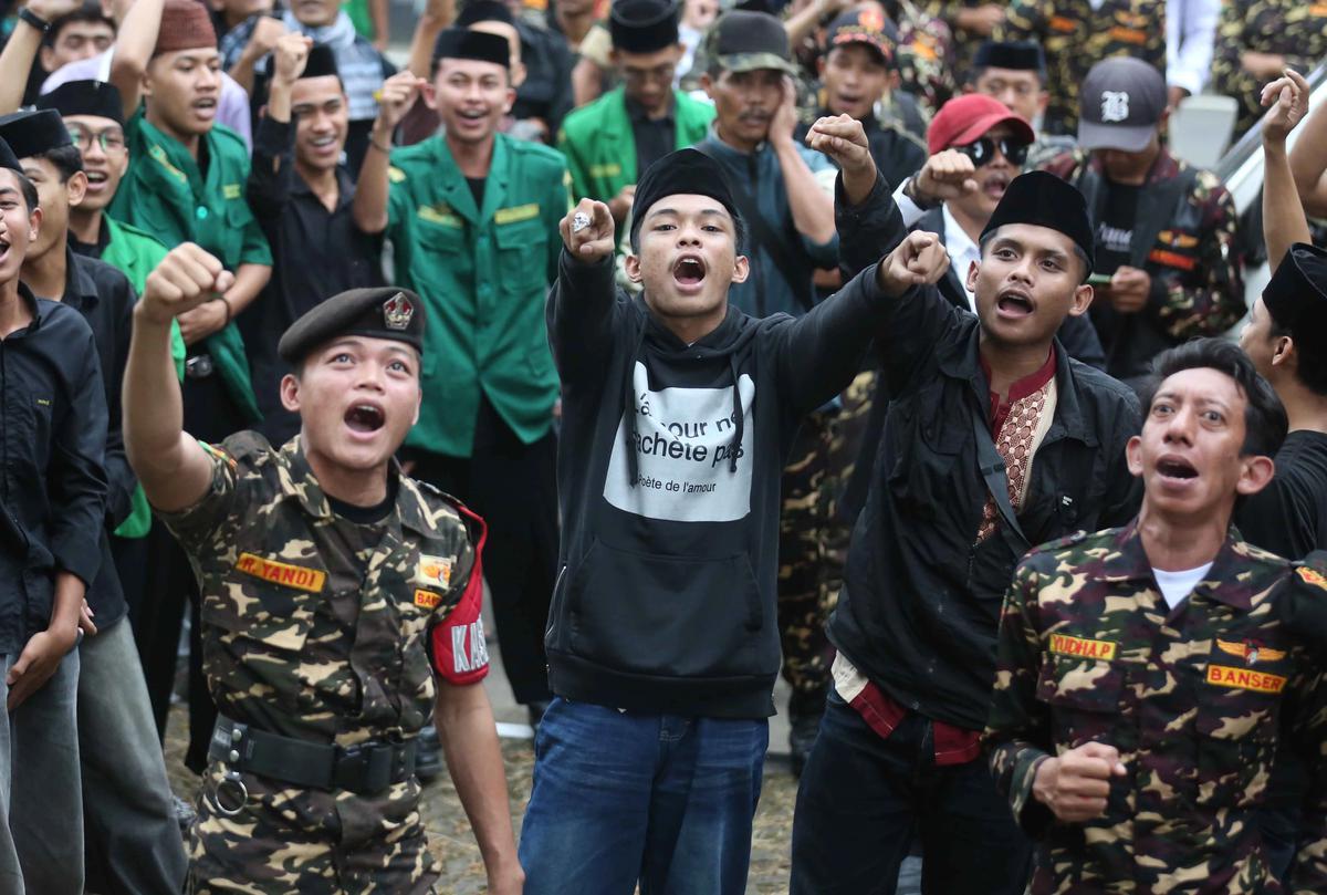 FOTO: Aksi Penolakan Banser Usai Penahanan Yaqut Cholil Qoumas