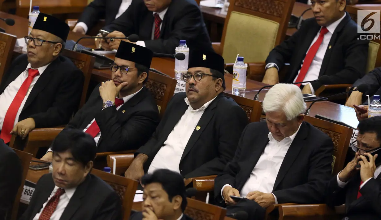 Anggota DPR Rano Karno (tengah) saat mengikuti Rapat Paripurna ke-2 di Kompleks Parlemen, Jakarta, Selasa (1/10/2019). Rano Karno masuk ke DPR setelah sebelumnya menjabat sebagai Gubernur Banten. (Liputan6.com/JohanTallo)