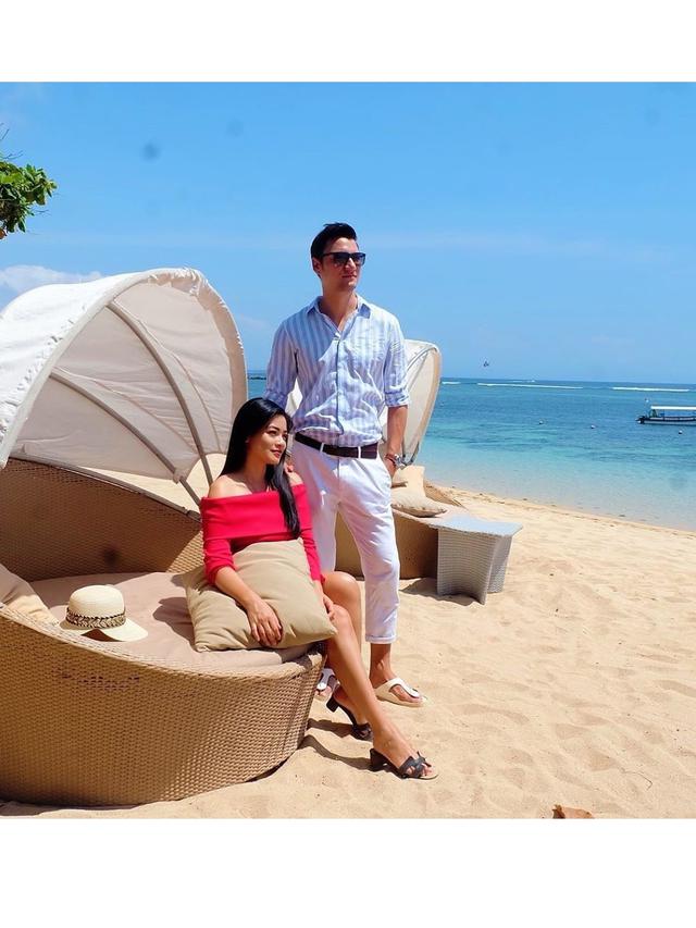 Enggak Menyangka, 6 Seleb Ini Menikah dengan Fans Sendiri