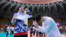 Momen romantis terekam dalam laga sengit final voli putra SEA Games 2025 antara Timnas voli putra Indonesia melawan Thailand di Stadion Indoor Hua Mak, Jumat (19/12/2025). (Bola.com/Bagaskara Lazuardi)