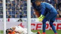 Kiper Valencia Diego Alves menahan penalti striker Real Madrid Cristiano Ronaldo pada laga di Santiago Bernabeu, Madrid, Sabtu (29/4/2017). (EPA/Javier Lizon)