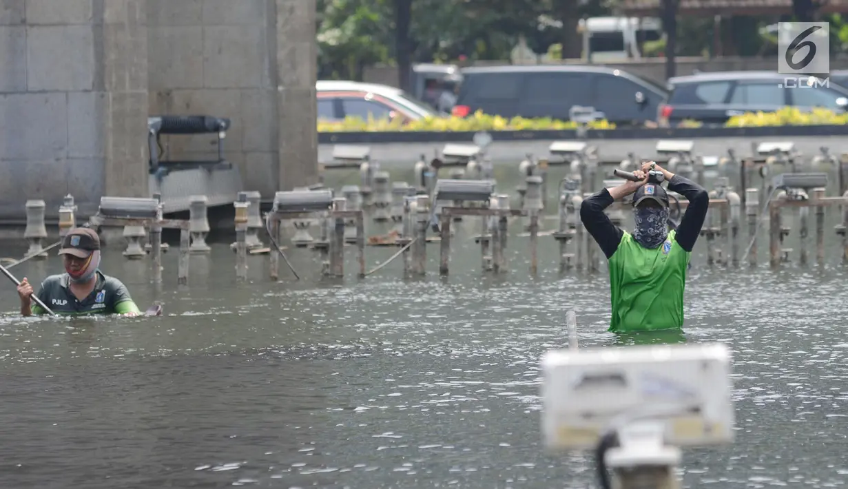 Petugas memperbaiki kolam patung Selamat Datang di Bundaran HI, Jakarta, Sabtu (23/2). Perbaikan tersebut dilakukan untuk mengganti barang yang rusak dan sekaligus pengecekan fungsi air mancur. (Merdeka.com/Imam Buhori)