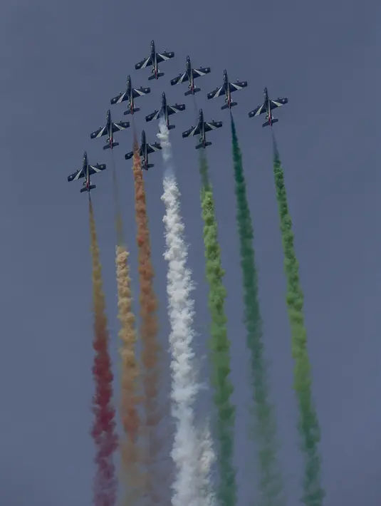 Kekompakan para pilot ini menghasilkan atraksi udara yang memanjakan mata saat pertunjukkan udara "Airpower 16" di Zeltweg, Austria, Jumat (2/9). (AFP Photo/Erwin Scheriau)