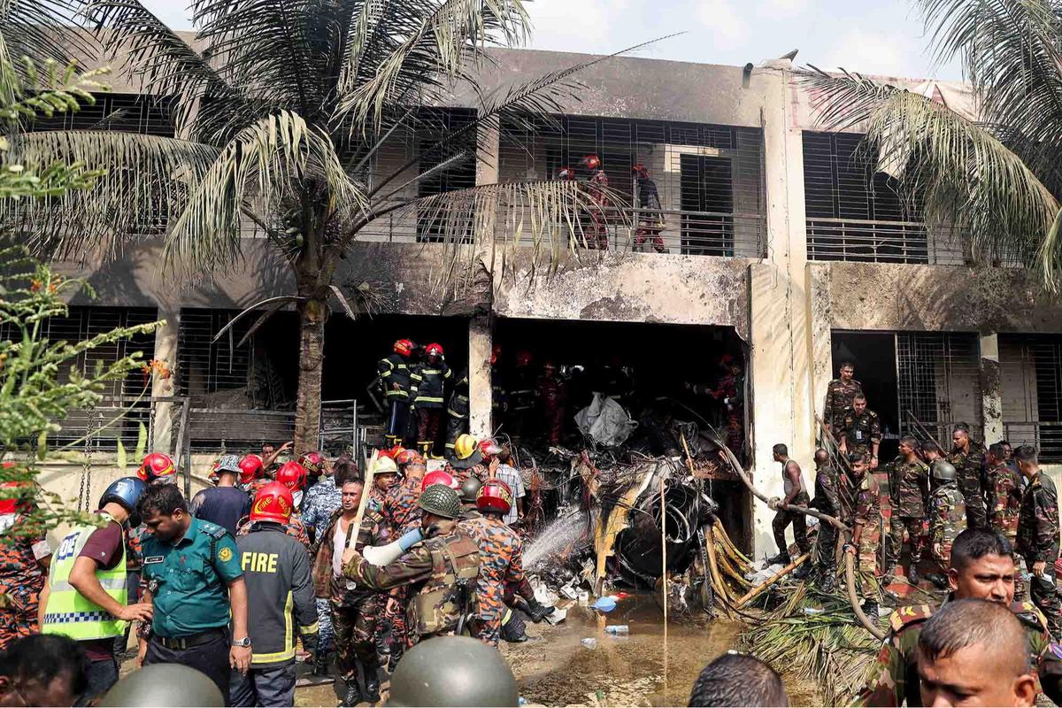 FOTO: Pesawat Latih AU Bangladeh  Jatuh di Sekolah, 25 Tewas