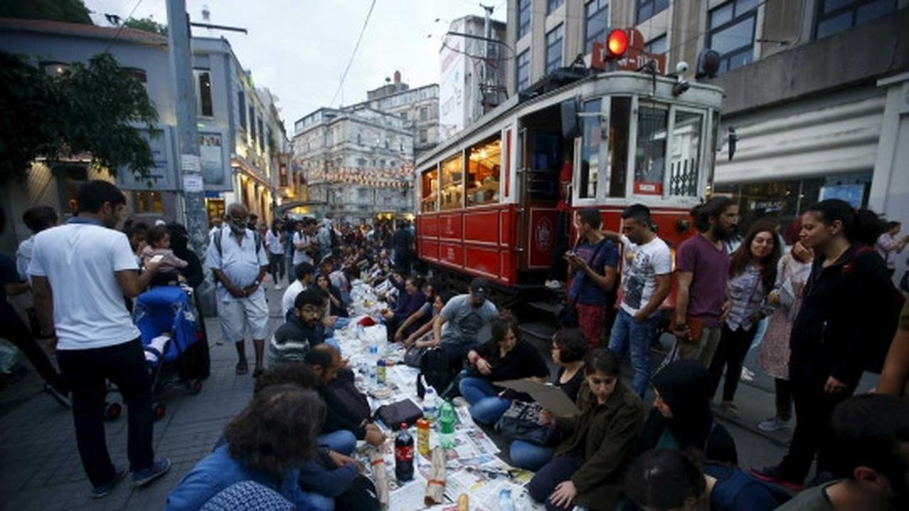 Nikmatnya momen buka puasa bersama di jalanan Istanbul