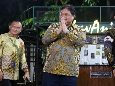 Ketua Umum Partai Golkar, Airlangga Hartarto (tengah) saat tiba di kediaman Presiden ke-6 RI Susilo Bambang Yudhoyono (SBY) yang juga menjabat sebagai Ketua Majelis Tinggi Partai Demokrat di Puri Cikeas, Kabupaten Bogor, Jawa Barat, Sabtu (29/4/2023). (Liputan6.com/Helmi Fithriansyah)