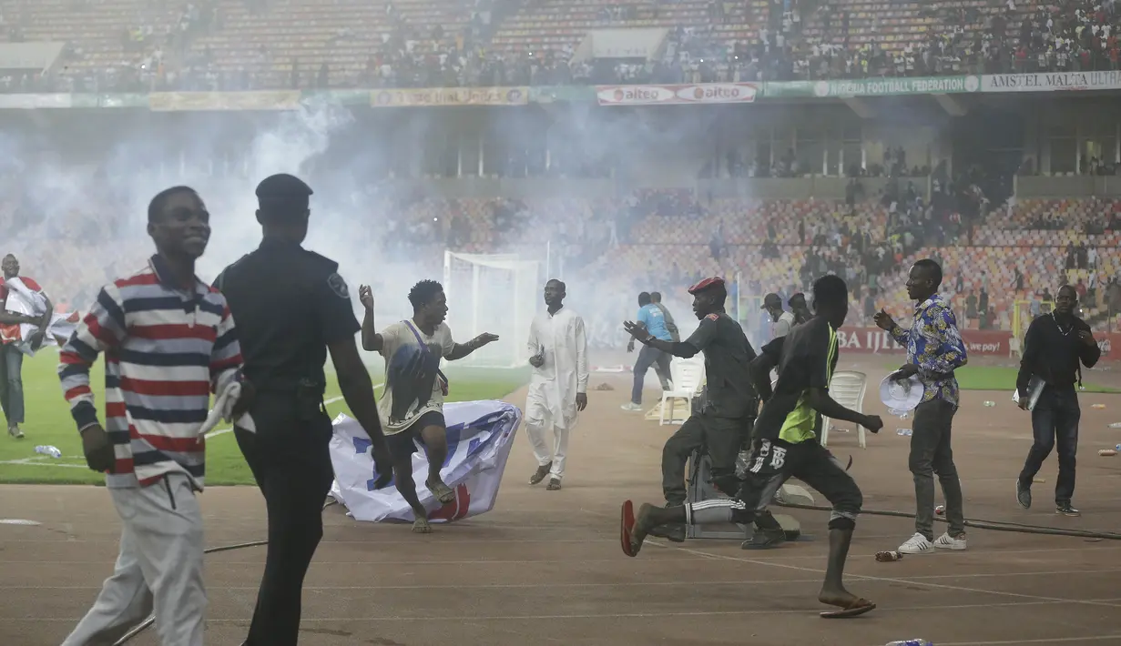 Suporter Nigeria berulah usai tim kesayangannya gagal meneruskan tradisi untuk lolos empat kali beruntun di ajang Piala Dunia terakhir usai ditahan imbang 1-1 Ghana. Dalam tiga edisi terakhir, 2010, 2014 dan 2018 Nigeria selalu lolos dan berpartisipasi. (AP/Sunday Alamba)