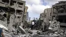 Sebuah rudal lainnya dilaporkan menghantam sebuah gedung di area Petah Tikva, yang ada di luar Tel Aviv. (JOHN WESSELS/AFP)