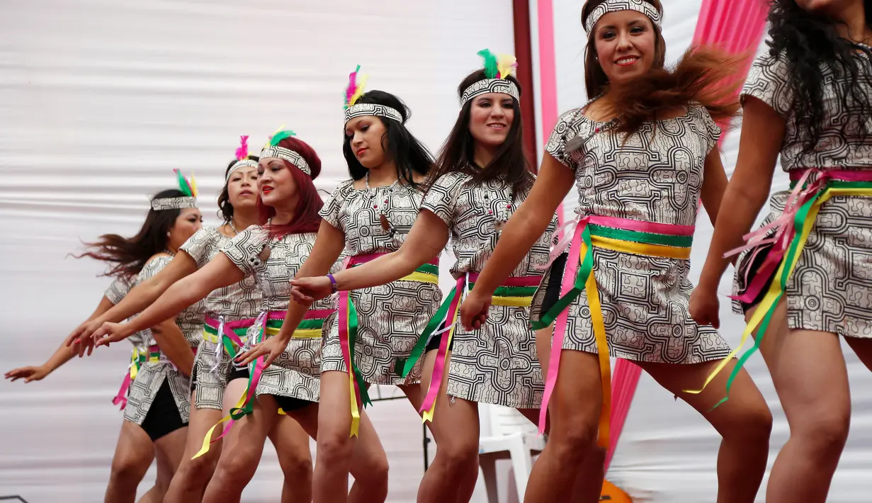 Sejumlah narapidana menari dihadapan penonton di penjara wanita Santa Monica, Lima , Peru 5 Mei 2016. Kegiatan ini dilakukan untuk menyambut peringatan Hari Ibu.  (REUTERS / Janine Costa)