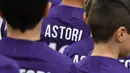 Anak-anak mengenakan seragam Fiorentina dengan nama Astori jelang pertandingan Fiorentina vs Benevento di stadion Artemio Franchi di Florence (11/3). Mereka mengenakan seragam tersebut untuk mengenang Davide Astori.  (AFP Photo/Claudio Giovannini)
