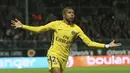 Selebrasi Kylian Mbappe usai membobol gawang Angers pada lanjutan Ligue 1 Prancis di Raymond Kopa Stadium, Angers, (4/11/2017). PSG menang telak 5-0. (AP/David Vincent)