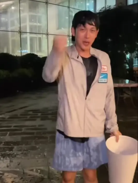 <p>Selanjutnya, dia mengajak Lee Si Young, Choi Siwon hingga Choo Sung Hoon untuk ikut dalam tantangan ini. "Tolong lakukan tantangan ini dalam 24 jam!!" (Foto: Instagram/ yim_siwang)</p>