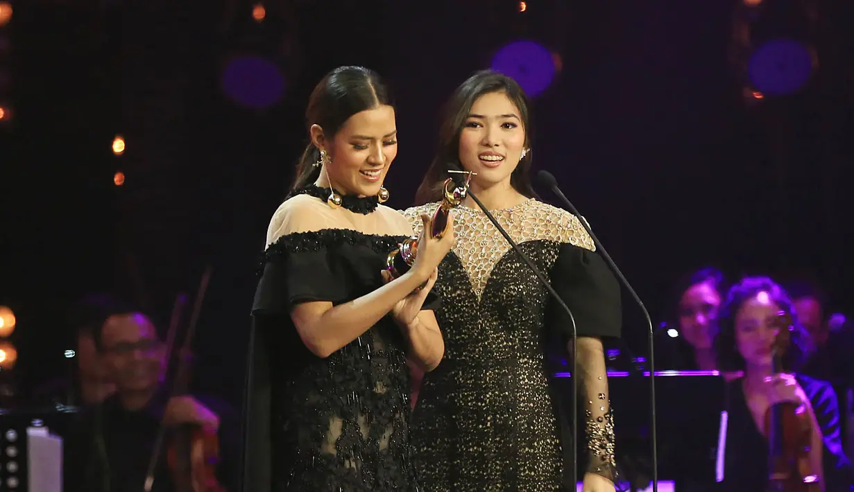 "Speechless banget rasanya,” jelas Isyana. "Karena dalam pembuatan lagunya kami gak pernah kepikiran dapat penghargaan. Yang penting penggemar kami suka dan terinspirasi dengan lagunya," sambung Raisa. (Deki Prayoga/Bintang.com)