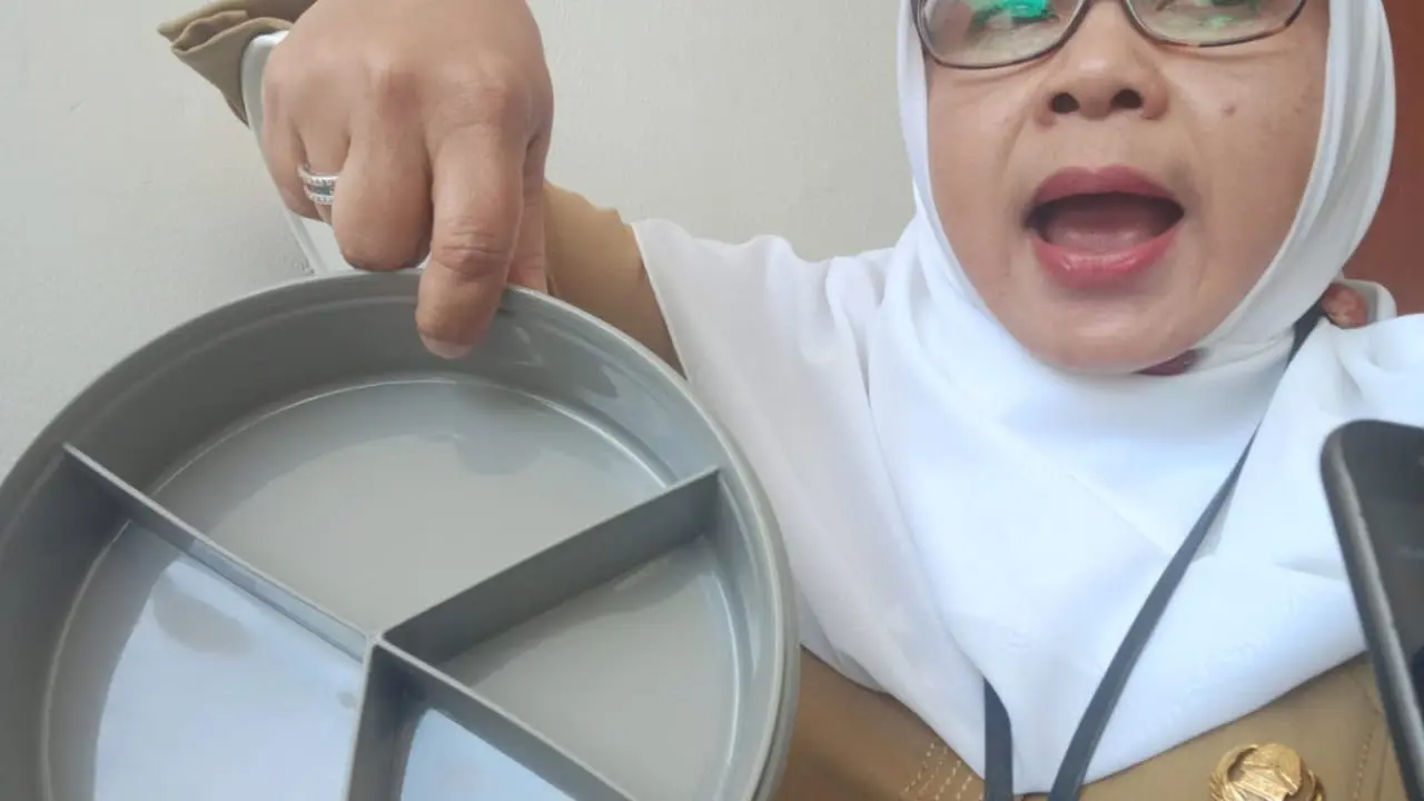 Kepala Dinas Kesehatan Kota Bandung, Rita Verita memperlihatkan tempat bekal percontohan untuk bekal dengan gizi seimbang, Senin (11/3/2019).