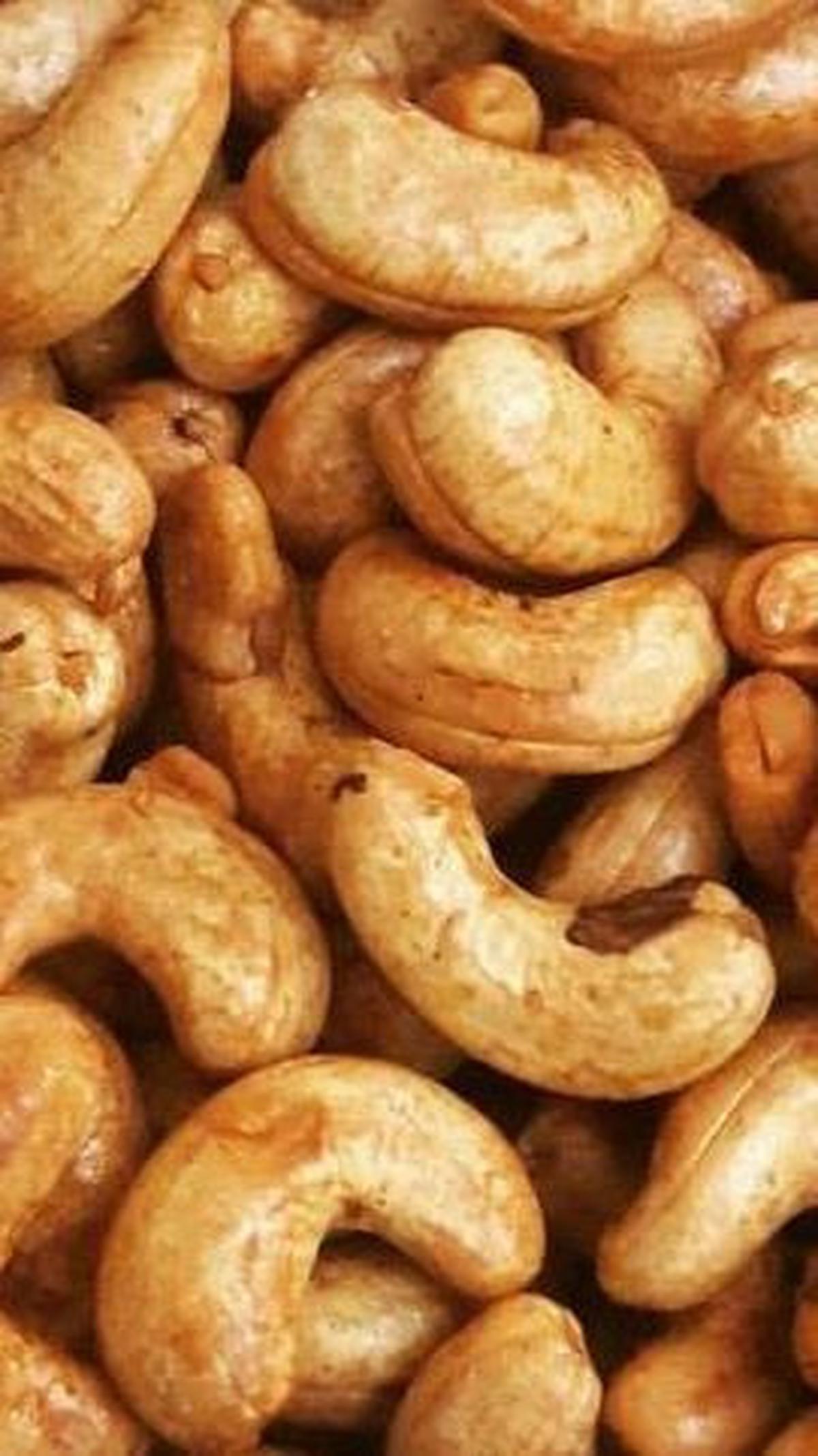 Itulah tips dan lima resep kacang mete yang bisa dicoba di rumah dan disajikan untuk para tamu saat Lebaran nanti. Selamat mencoba!