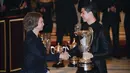 Ratu Sofia menyerahkan trofi Ibero-American Community kepada Cristiano Ronaldo dalam Spanish National Sports Awards di Istana Pardo, Madrid, 5 Desember 2012. (AFP/Pedro Armestre)