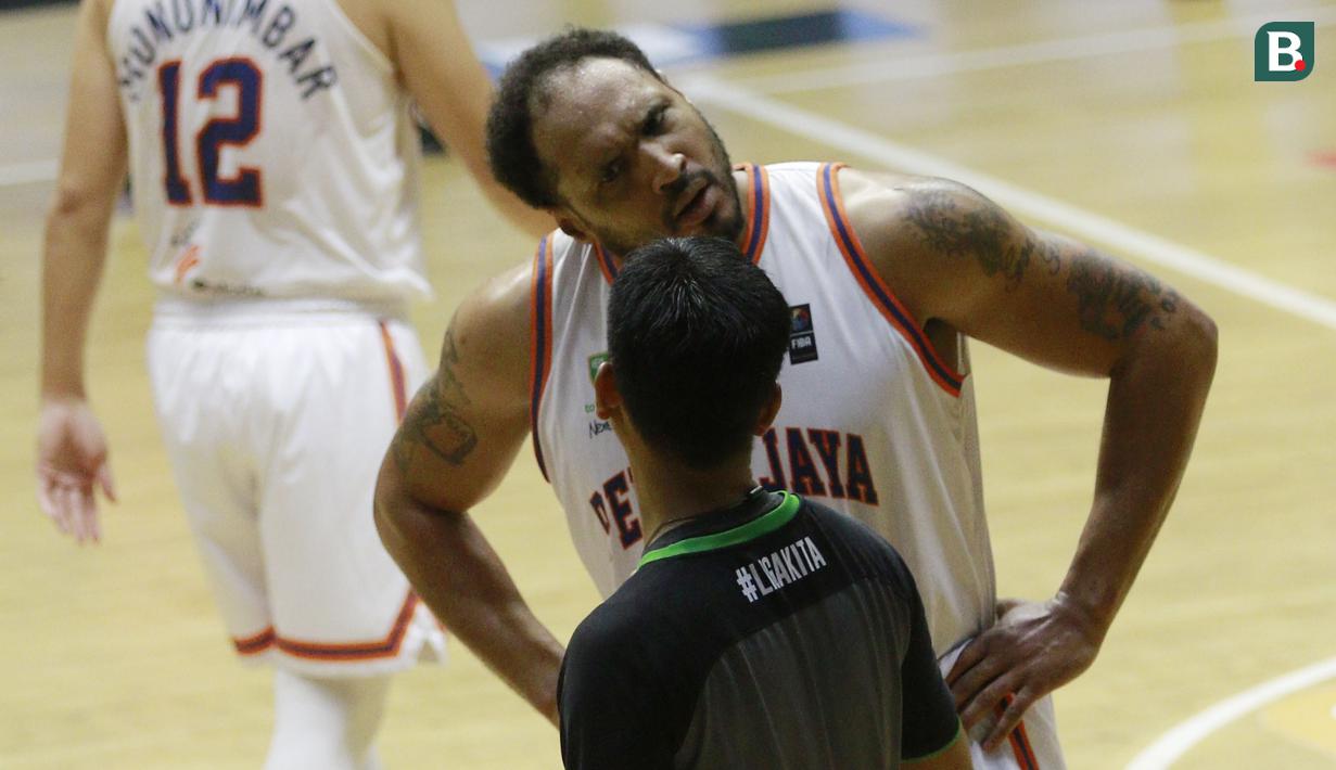 Pebasket Pelita Jaya, Dior Alexandros Lowhorn, melakukan protes kepada wasit saat melawan West Bandits Solo pada laga seri I IBL 2022 di Hall Basket GBK, Jakarta, Jumat (21/01/2022). Pelita Jaya menang dengan skor 87-81. (Bola.com/M Iqbal Ichsan)