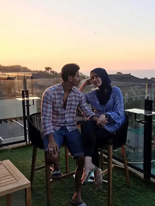 "Aktivitas alhamdulillah masih sinetron, masih menjadi ibu merawat anak, apalagi sekarang sedang tanpa pengasuh. Jadi lagi senang-senangnya nih mengasuh anak," kata Fairuz di kawasan Kebun Jeruk, Jakarta Barat, Senin (16/10) malam.(Instagram/fairuzarafiq)