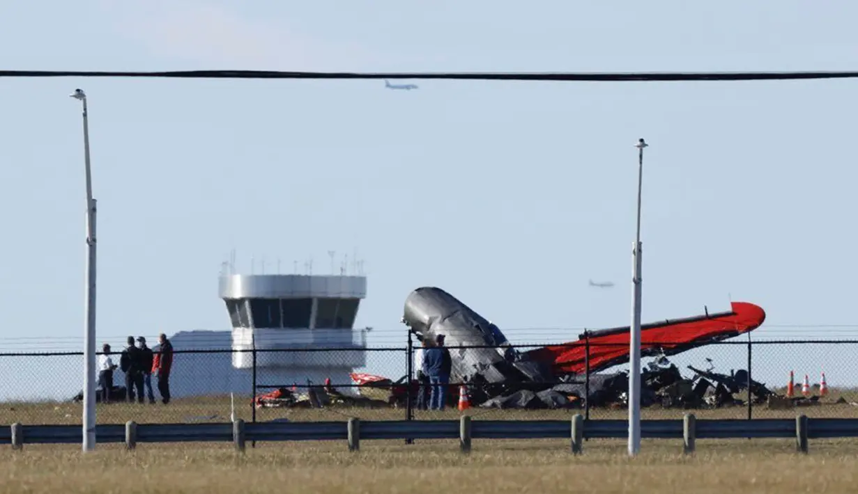 Sebuah pesawat rusak setelah dua pesawat militer bersejarah bertabrakan dan jatuh di Bandara Eksekutif Dallas, Dallas, Amerika Serikat, 12 November 2022. Kedua pesawat merupakan bagian dari 180 armada organisasi nirlaba yang digunakan dalam pertunjukan udara untuk mendemonstrasikan bagaimana pesawat digunakan dalam Perang Dunia II. (Liesbeth Powers/The Dallas Morning News via AP)