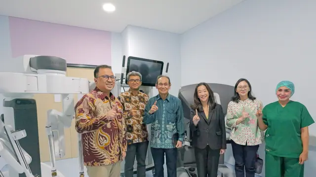 Para dokter urologi dengan teknologi robotik da Vinci termasuk Prof. Dr. dr. Akmal Taher, Sp.U (memakai batik biru) .