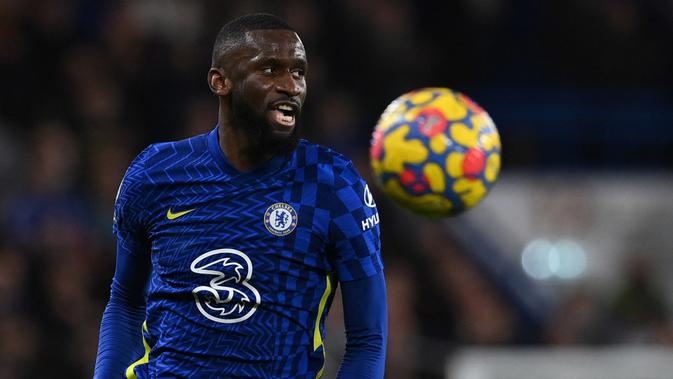 Antonio Rudiger kembali menemukan performa terbaiknya di bawah asuhan Thomas Thucel. Ia berhasil menjadi bek tengah tangguh di lini belakang Chelsea. Namun, Rudiger berpotensi pergi secara gratis pada akhir musim ini jika kontaknya tak diperpanjang. (AFP/Glyn Kirk)