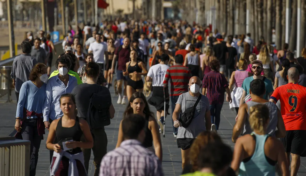 Warga berolahraga di trotoar pinggir laut di Barcelona, Spanyol, Sabtu (2/5/2020). Spanyol melonggarkan lockdown akibat pandemi COVID-19 mulai 2 Mei 2020. (AP Photo/Emilio Morenatti)