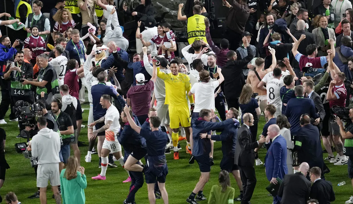 Kiper West Ham United, Alphonse Areola, bersama suporter merayakan keberhasilan menjuaraiUEFA Europa Conference League di Stadion Eden Arena, Kamis (8/6/2023). West Ham menang dengan skor 2-1. (AP Photo/Darko Vojinovic)