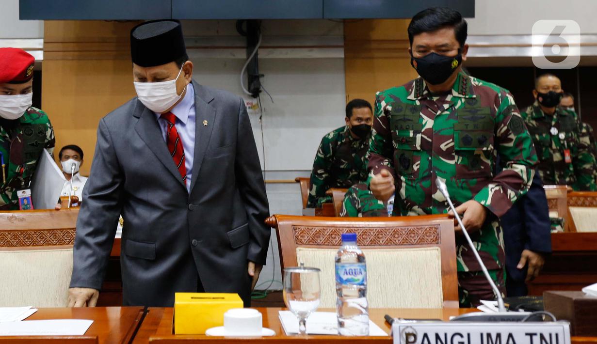 Menteri Pertahanan Prabowo Subianto (kiri) bersama Panglima TNI Marsekal Hadi Tjahjanto bersiap mengikuti rapat kerja dengan Komisi I DPR di kompleks parlemen, Senayan, Jakarta, Rabu (2/6/2021). Rapat kerja ini membahas Pemenuhan Kebutuhan Alpalhankam. (Liputan6.com/Angga Yuniar)