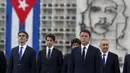 PM Italia Matteo Renzi (depan) berdiri di depan sebuah gambar pahlawan Revolusi Ernesto "Che" Guevara dalam upacara peletakan karangan bunga di monumen Jose Marti di Havana, Kuba, Rabu (28/10). (REUTERS/Enrique de la Osa)