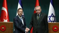 Presiden Turki Recep Tayyip Erdogan (kanan) berjabat tangan dengan Presiden Israel Isaac Herzog dalam konferensi pers gabungan di Ankara, Turki, pada 9 Maret 2022. (Xinhua/Mustafa Kaya)