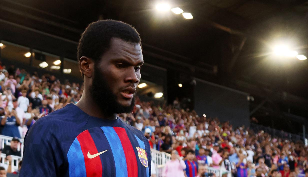 Franck Kessie. Barcelona baru saja mendapatkan gelandang Pantai Gading berusia 25 tahun ini secara gratis pada bursa transfer musim panas 2022/2023 dari AC Milan yang telah dibelanya sejak awal musim 2019/2020. Padahal nilai pasar terakhirnya bernilai 45 juta euro atau kini setara Rp682 miliar, masih beda tipis dengan nilai pasar tertingginya yang mencapai 55 juta euro. (AFP/Getty Images/Michael Reaves)