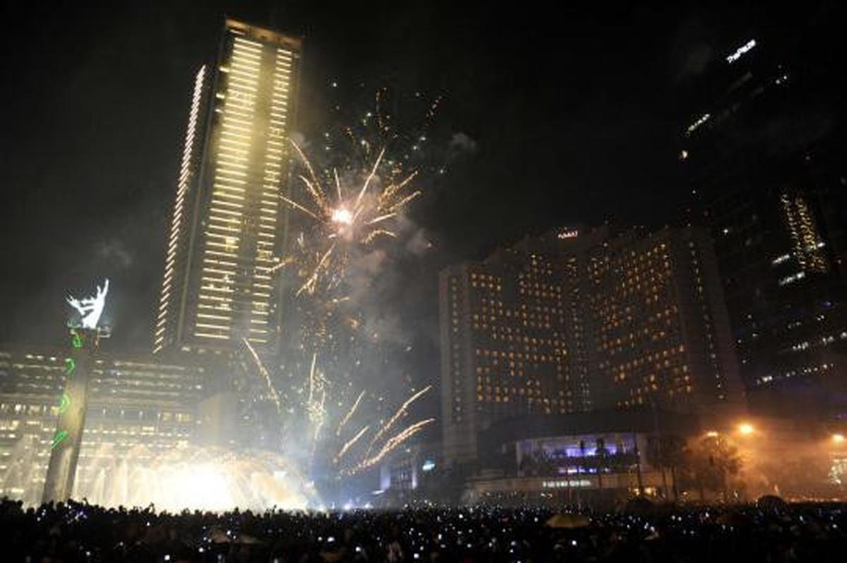 Pesta kembang api sambut tahun baru 2013 di Bundaran HI