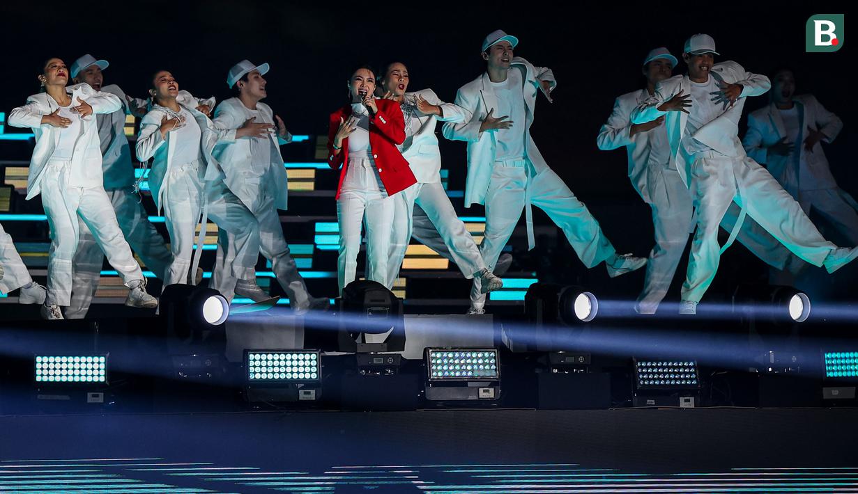 Penampilan penyanyi Wika Salim saat mengisi acara pembukaan Piala Dunia U-17 2023 di Stadion Gelora Bung Tomo, Surabaya, Jumat (10/11/2023) malam WIB. (Bola.com/Bagaskara Lazuardi)