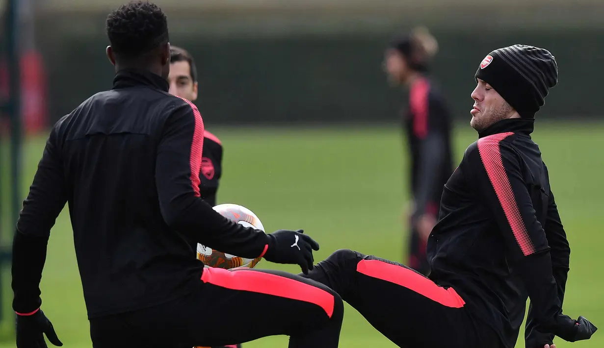 Gelandang Arsenal, Jack Wilshere (kanan) mengikuti sesi latihan di tempat latihan London Colney Arsenal, Inggris (4/4). Arsenal akan bertanding melawan wakil Rusia, CSKA Moscow pada leg pertama babak perempat final Liga Europa. (AFP Photo/Ben Stansall)