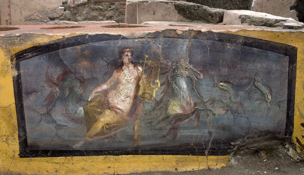 Foto yang dirilis pada 26 Desember 2020 terlihat termopolium di Pompeii, Italia. Sebuah restoran cepat saji di Pompeii yang telah digali membantu mengungkap beberapa hidangan favorit warga kota Roma kuno yang gemar melakukan petualangan kuliner. (Luigi Spina/Parco Archeologico di Pompei via AP)