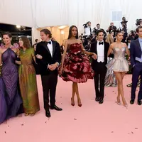 Desainer Zac Posen dengan busana rancangannya, kini ia harus menutup label House of Z setelah hampir 20 tahun berkarya (Instagram @zacposen)