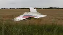 Salah satu bagian dari pesawat Malaysia Airlines MH-17 pasca ditembak jatuh di Grabovo, wilayah Donetsk, Ukraina, Kamis (17/7/14). (REUTERS/Maxim Zmeyev)