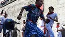 Anak-anak berlarian saat mengikuti Encierro Txiki selama Festival San Fermin di Pamplona, Spanyol (13/7). Encierro Txiki  atau Small Bull Run ini adalah bagian dari Festival San Fermin yang khusus untuk anak-anak. (AFP Photo/Ander Gillenea)