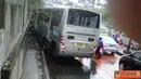 Citizen6, Jakarta: Bus Transjakarta menabrak tembok underpass di Pondok Indah ketika menghindari tabrakan motor, Kamis (5/5). (Pengirim: Galas) 