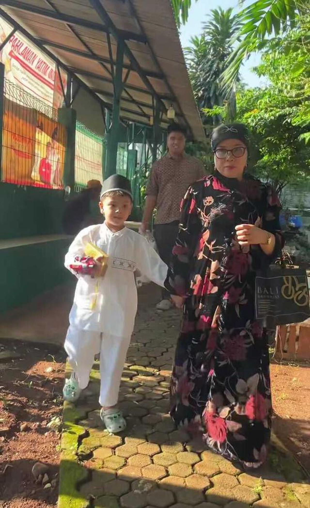 Momen Gala Sky Ziarah ke Makam Orang Tua, Mengenang 4 Tahun Kepergian Vanessa dan Bibi