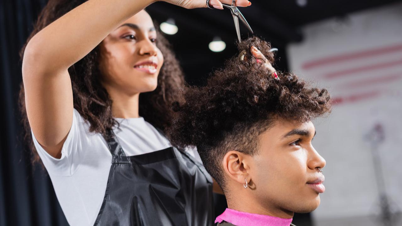Perawatan Rambut Keriting Pria agar Lebih Mudah Diatur, Bebas dari Kesan Awut-awutan