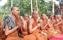Momen Bhikkhu Thudong Bertemu Cucu Jenderal Gatot Subroto Saat Tiba di Semarang