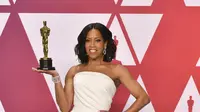 Regina King meraih Piala Oscar 2019 untuk Aktris Pendukung Terbaik. (Photo by Jordan Strauss/Invision/AP)