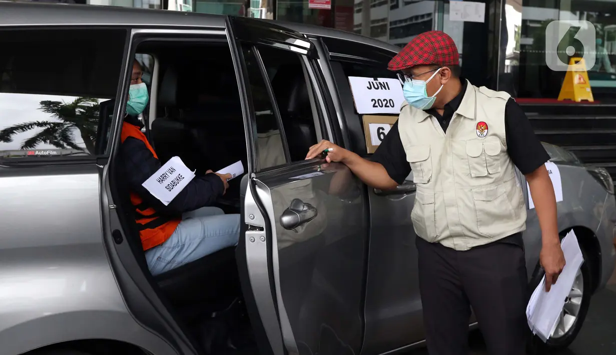 Tersangka suap pengadaan bantuan sosial penanganan COVID-19, Harry van Sidabukke (kiri) menjalani rekonstruksi perkara di Gedung KPK, Jakarta, Senin (1/2/2021). Rekonstruksi digelar untuk mengumpulkan bukti tambahan terkait suap pengadaan bansos penanganan COVID-19. (Liputan6.com/Helmi Fithriansyah)